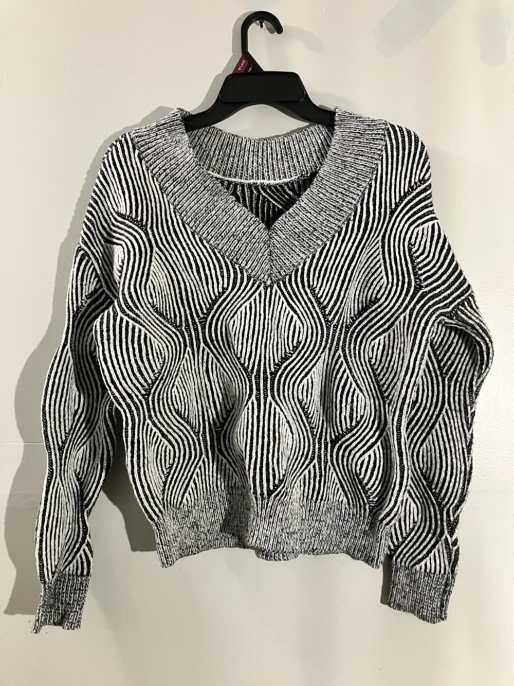 V-Neck Striped Wave Knit Sweater - Black & White